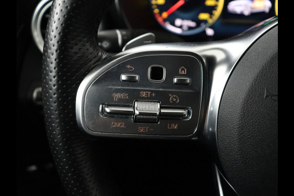 Mercedes-Benz C-Klasse 300e AMG | Panoramadak | 360 Camera | Stoelverwarming | Leder/Alcantara | Carplay | Sfeerverlichting | Park Assist | Navigatie | Full LED | PHEV | Plug In