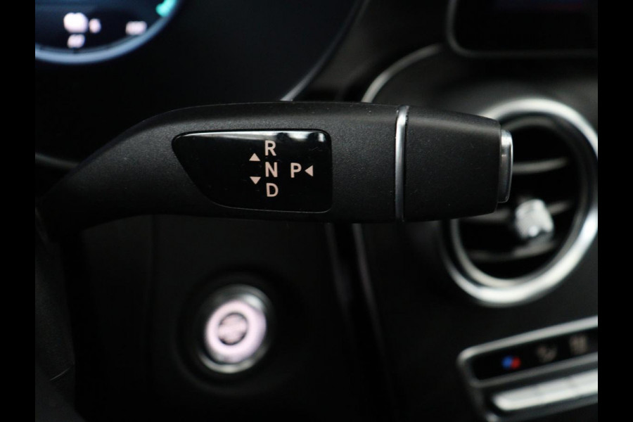 Mercedes-Benz C-Klasse 300e AMG | Panoramadak | 360 Camera | Stoelverwarming | Leder/Alcantara | Carplay | Sfeerverlichting | Park Assist | Navigatie | Full LED | PHEV | Plug In