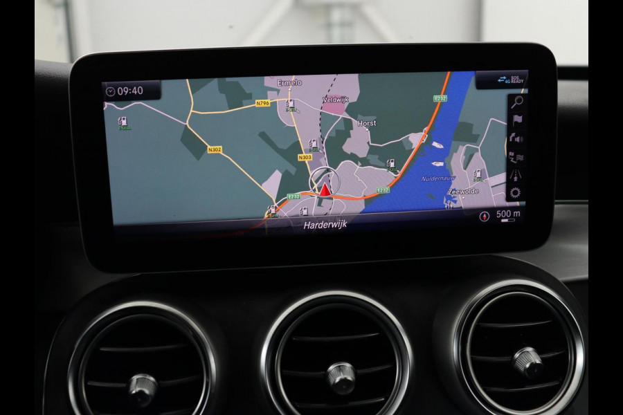 Mercedes-Benz C-Klasse 300e AMG | Panoramadak | 360 Camera | Stoelverwarming | Leder/Alcantara | Carplay | Sfeerverlichting | Park Assist | Navigatie | Full LED | PHEV | Plug In