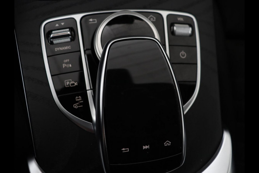 Mercedes-Benz C-Klasse 300e AMG | Panoramadak | 360 Camera | Stoelverwarming | Leder/Alcantara | Carplay | Sfeerverlichting | Park Assist | Navigatie | Full LED | PHEV | Plug In