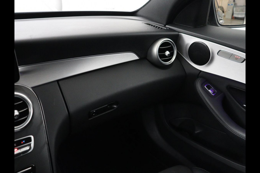 Mercedes-Benz C-Klasse 300e AMG | Panoramadak | 360 Camera | Stoelverwarming | Leder/Alcantara | Carplay | Sfeerverlichting | Park Assist | Navigatie | Full LED | PHEV | Plug In