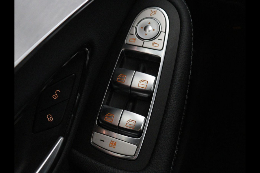 Mercedes-Benz C-Klasse 300e AMG | Panoramadak | 360 Camera | Stoelverwarming | Leder/Alcantara | Carplay | Sfeerverlichting | Park Assist | Navigatie | Full LED | PHEV | Plug In