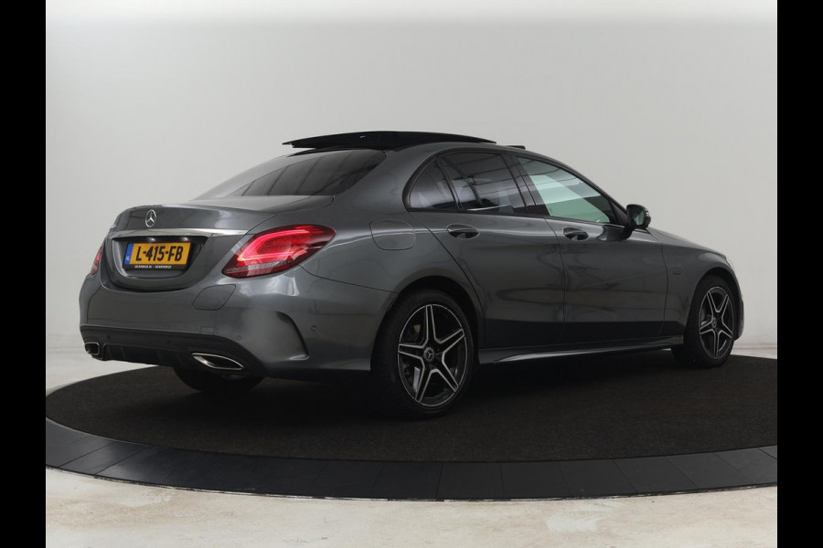 Mercedes-Benz C-Klasse 300e AMG | Panoramadak | 360 Camera | Stoelverwarming | Leder/Alcantara | Carplay | Sfeerverlichting | Park Assist | Navigatie | Full LED | PHEV | Plug In