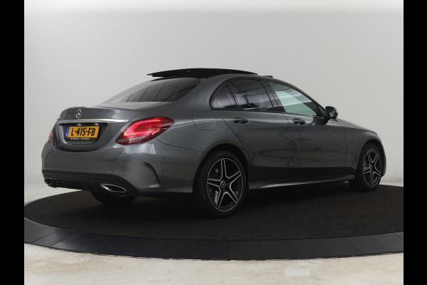 Mercedes-Benz C-Klasse 300e AMG | Panoramadak | 360 Camera | Stoelverwarming | Leder/Alcantara | Carplay | Sfeerverlichting | Park Assist | Navigatie | Full LED | PHEV | Plug In