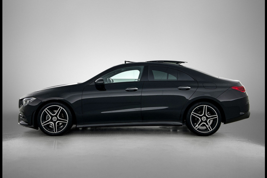 Mercedes-Benz CLA-Klasse 180 AMG Line  Panoramadakj | 5 spaaks lichtmetalen velgen | Navigatie | Parking support met 360 grade camera Inclusief 24 maanden Mercedes-Benz Certified garantie voor Europa.