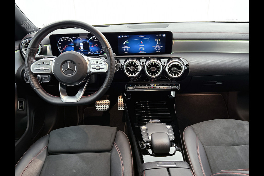Mercedes-Benz CLA-Klasse 180 AMG Line  Panoramadakj | 5 spaaks lichtmetalen velgen | Navigatie | Parking support met 360 grade camera Inclusief 24 maanden Mercedes-Benz Certified garantie voor Europa.