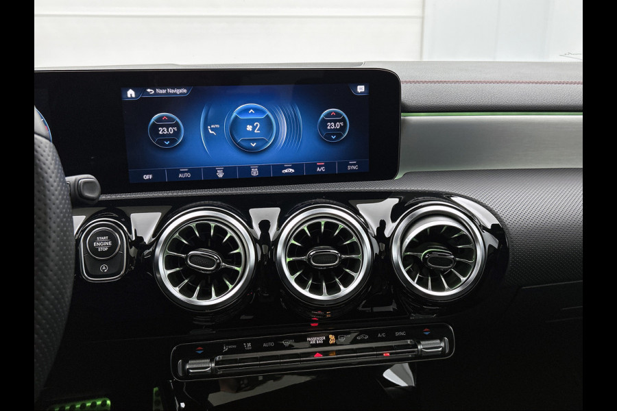 Mercedes-Benz CLA-Klasse 180 AMG Line  Panoramadakj | 5 spaaks lichtmetalen velgen | Navigatie | Parking support met 360 grade camera Inclusief 24 maanden Mercedes-Benz Certified garantie voor Europa.