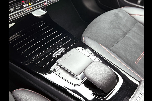 Mercedes-Benz CLA-Klasse 180 AMG Line  Panoramadakj | 5 spaaks lichtmetalen velgen | Navigatie | Parking support met 360 grade camera Inclusief 24 maanden Mercedes-Benz Certified garantie voor Europa.