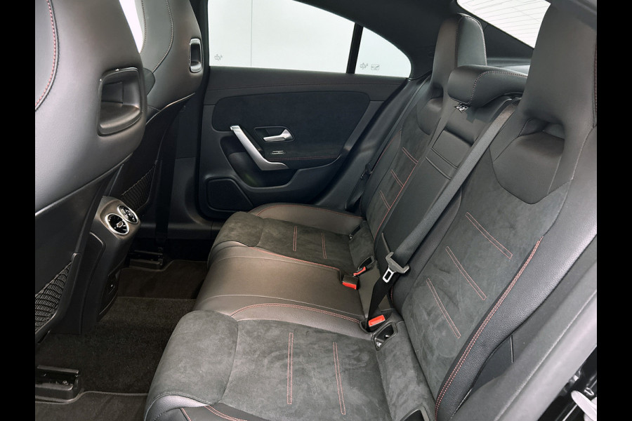 Mercedes-Benz CLA-Klasse 180 AMG Line  Panoramadakj | 5 spaaks lichtmetalen velgen | Navigatie | Parking support met 360 grade camera Inclusief 24 maanden Mercedes-Benz Certified garantie voor Europa.