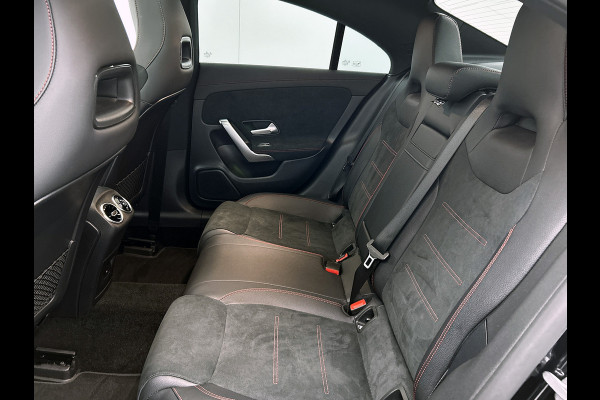 Mercedes-Benz CLA-Klasse 180 AMG Line  Panoramadakj | 5 spaaks lichtmetalen velgen | Navigatie | Parking support met 360 grade camera Inclusief 24 maanden Mercedes-Benz Certified garantie voor Europa.