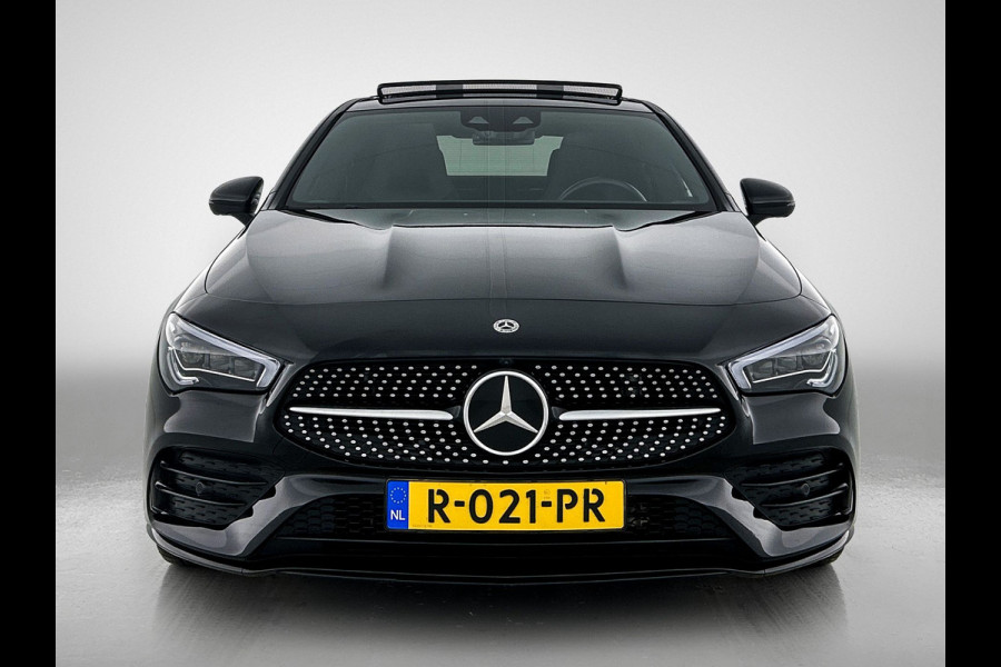 Mercedes-Benz CLA-Klasse 180 AMG Line  Panoramadakj | 5 spaaks lichtmetalen velgen | Navigatie | Parking support met 360 grade camera Inclusief 24 maanden Mercedes-Benz Certified garantie voor Europa.