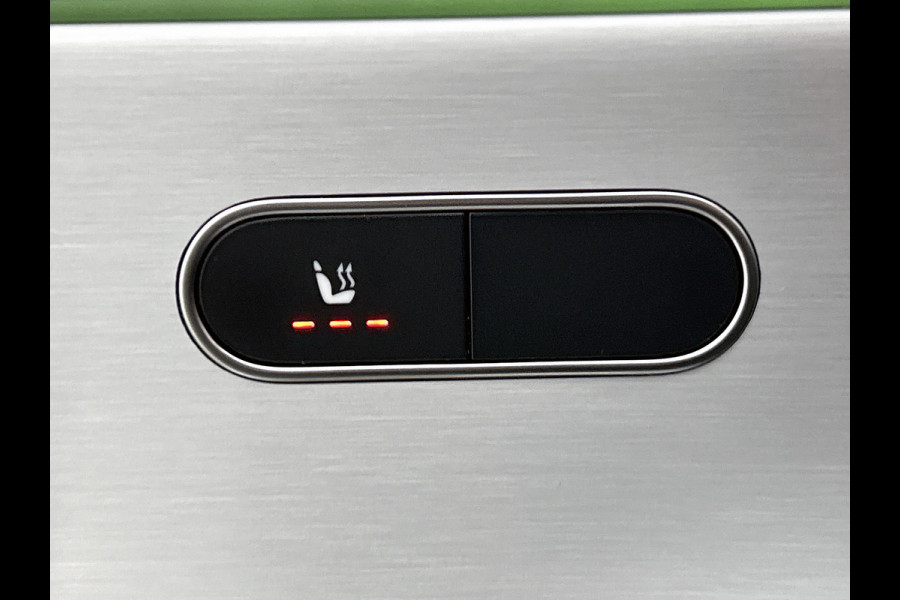 Mercedes-Benz CLA-Klasse 180 AMG Line  Panoramadakj | 5 spaaks lichtmetalen velgen | Navigatie | Parking support met 360 grade camera Inclusief 24 maanden Mercedes-Benz Certified garantie voor Europa.