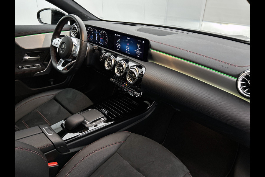 Mercedes-Benz CLA-Klasse 180 AMG Line  Panoramadakj | 5 spaaks lichtmetalen velgen | Navigatie | Parking support met 360 grade camera Inclusief 24 maanden Mercedes-Benz Certified garantie voor Europa.