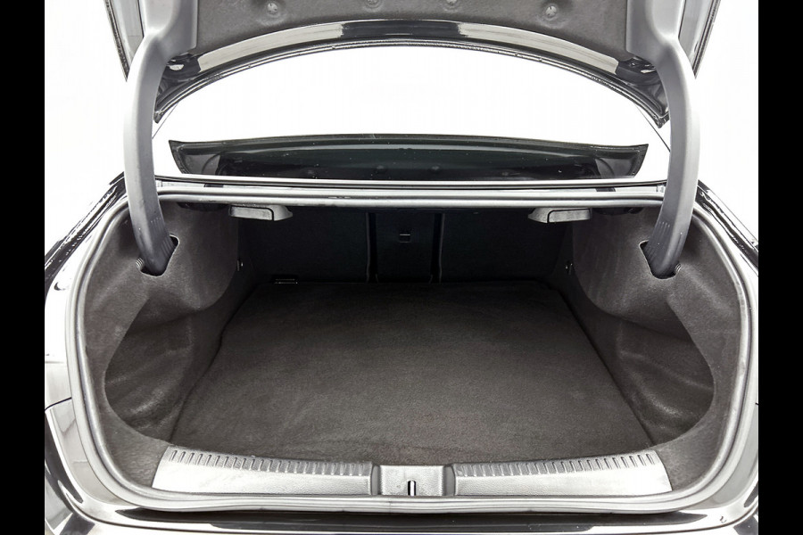 Mercedes-Benz CLA-Klasse 180 AMG Line  Panoramadakj | 5 spaaks lichtmetalen velgen | Navigatie | Parking support met 360 grade camera Inclusief 24 maanden Mercedes-Benz Certified garantie voor Europa.