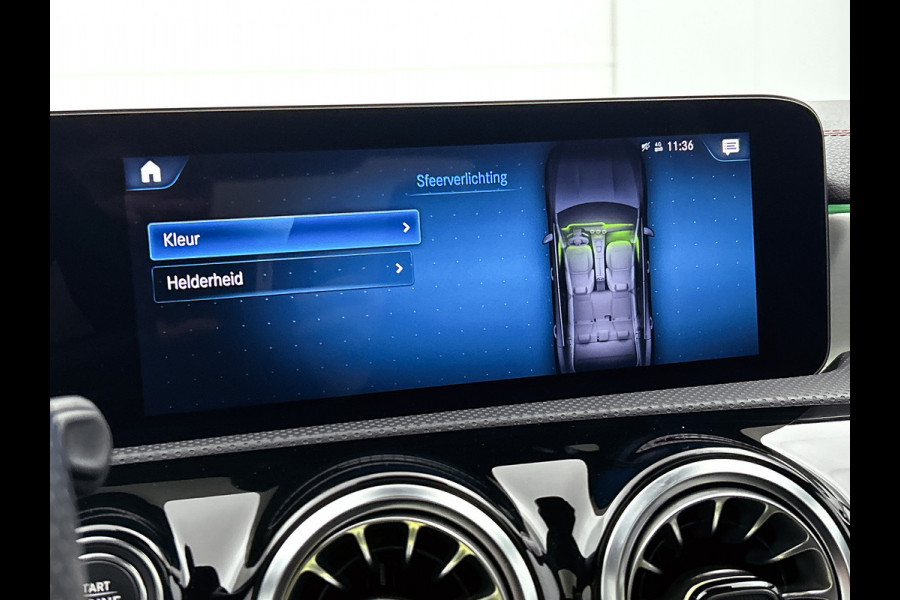 Mercedes-Benz CLA-Klasse 180 AMG Line  Panoramadakj | 5 spaaks lichtmetalen velgen | Navigatie | Parking support met 360 grade camera Inclusief 24 maanden Mercedes-Benz Certified garantie voor Europa.