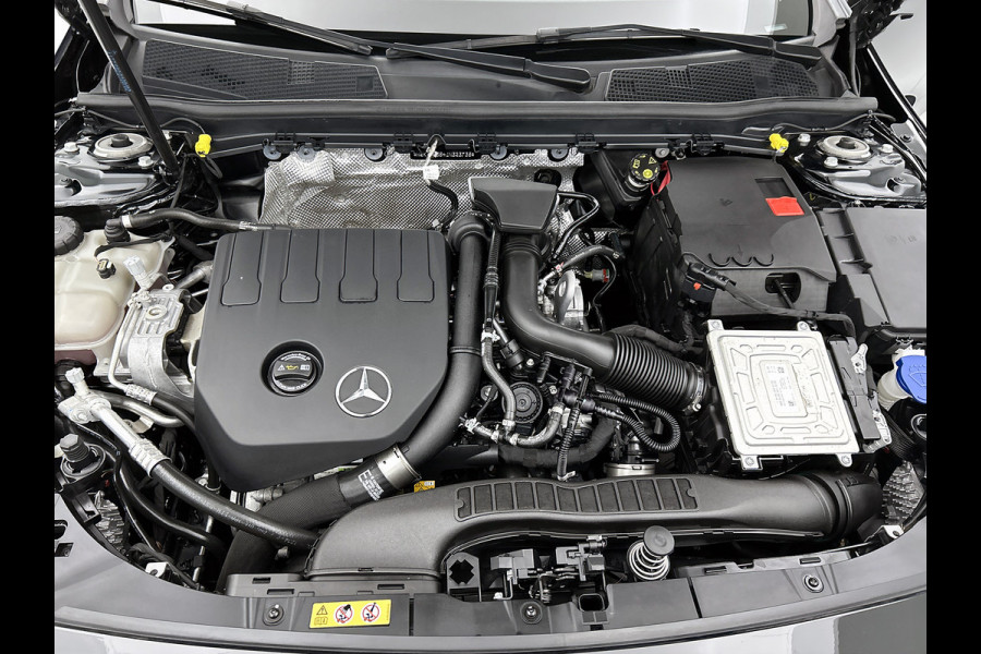Mercedes-Benz CLA-Klasse 180 AMG Line  Panoramadakj | 5 spaaks lichtmetalen velgen | Navigatie | Parking support met 360 grade camera Inclusief 24 maanden Mercedes-Benz Certified garantie voor Europa.