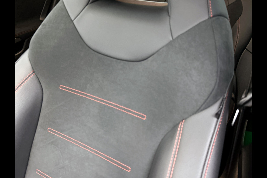 Mercedes-Benz CLA-Klasse 180 AMG Line  Panoramadakj | 5 spaaks lichtmetalen velgen | Navigatie | Parking support met 360 grade camera Inclusief 24 maanden Mercedes-Benz Certified garantie voor Europa.