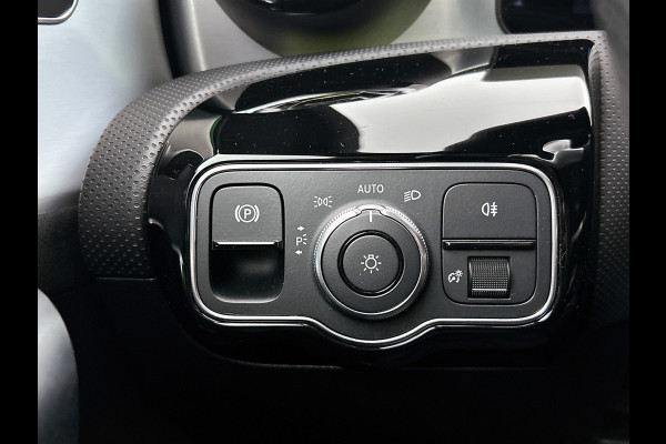 Mercedes-Benz CLA-Klasse 180 AMG Line  Panoramadakj | 5 spaaks lichtmetalen velgen | Navigatie | Parking support met 360 grade camera Inclusief 24 maanden Mercedes-Benz Certified garantie voor Europa.