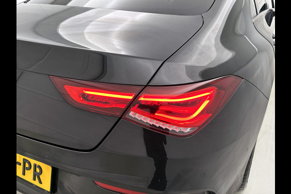 Mercedes-Benz CLA-Klasse 180 AMG Line  Panoramadakj | 5 spaaks lichtmetalen velgen | Navigatie | Parking support met 360 grade camera Inclusief 24 maanden Mercedes-Benz Certified garantie voor Europa.