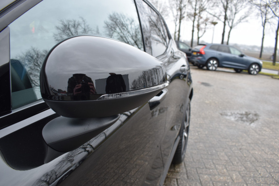 Volvo EX30 Extended Range 272PK Black Edition 69 kWh | H&K | 20" LMV | Elektr. Stoel | ACC | Camera | BLIS |