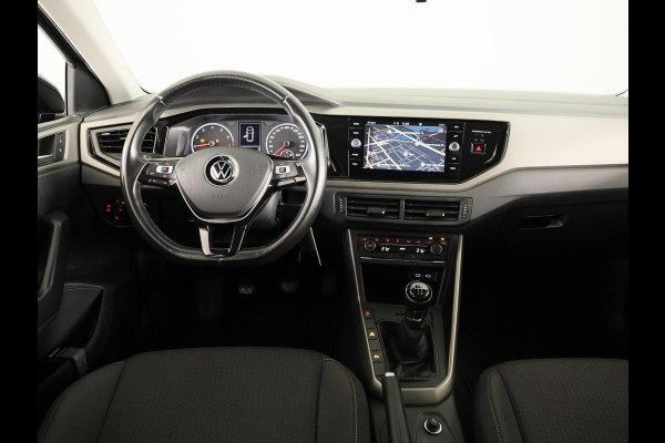 Volkswagen Polo 1.0 TSI Comfortline Business 95 PK | Navigatie | Parkeersensoren voor en achter | Automatische airco |