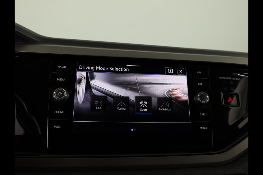 Volkswagen Polo 1.0 TSI Comfortline Business 95 PK | Navigatie | Parkeersensoren voor en achter | Automatische airco |