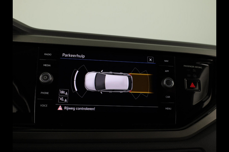 Volkswagen Polo 1.0 TSI Comfortline Business 95 PK | Navigatie | Parkeersensoren voor en achter | Automatische airco |