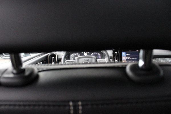 Volvo XC40 1.5 T5 Recharge R-Design | Harman/Kardon | Adaptive Cruise Control | Stoelverwarming | Panorama Dak | Camera | Navigatie | Lederen Bekleding | Electrische Klep |