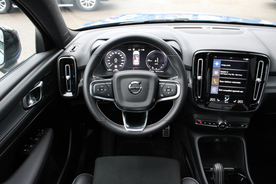 Volvo XC40 1.5 T5 Recharge R-Design | Harman/Kardon | Adaptive Cruise Control | Stoelverwarming | Panorama Dak | Camera | Navigatie | Lederen Bekleding | Electrische Klep |