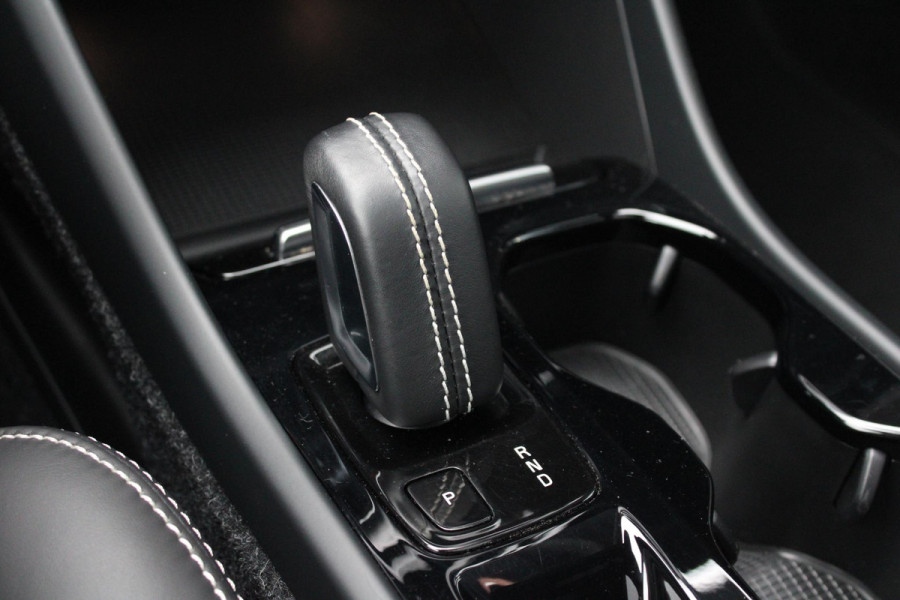 Volvo XC40 1.5 T5 Recharge R-Design | Harman/Kardon | Adaptive Cruise Control | Stoelverwarming | Panorama Dak | Camera | Navigatie | Lederen Bekleding | Electrische Klep |