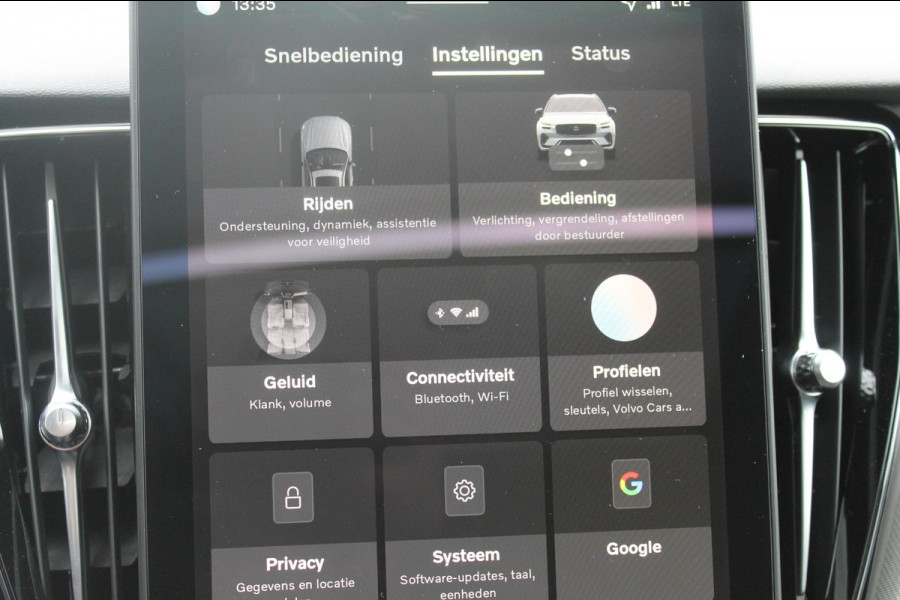 Volvo XC60 T8 Plug-in hybrid 455PK AWD Plus Black Edition Head-up display / Panoramisch schuif-kanteldak / Luchtvering / Trekhaak / 360graden camera / Google Infotainment