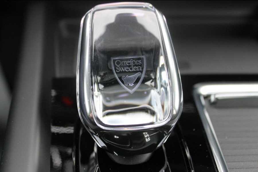 Volvo XC60 T8 Plug-in hybrid 455PK AWD Plus Black Edition Head-up display / Panoramisch schuif-kanteldak / Luchtvering / Trekhaak / 360graden camera / Google Infotainment