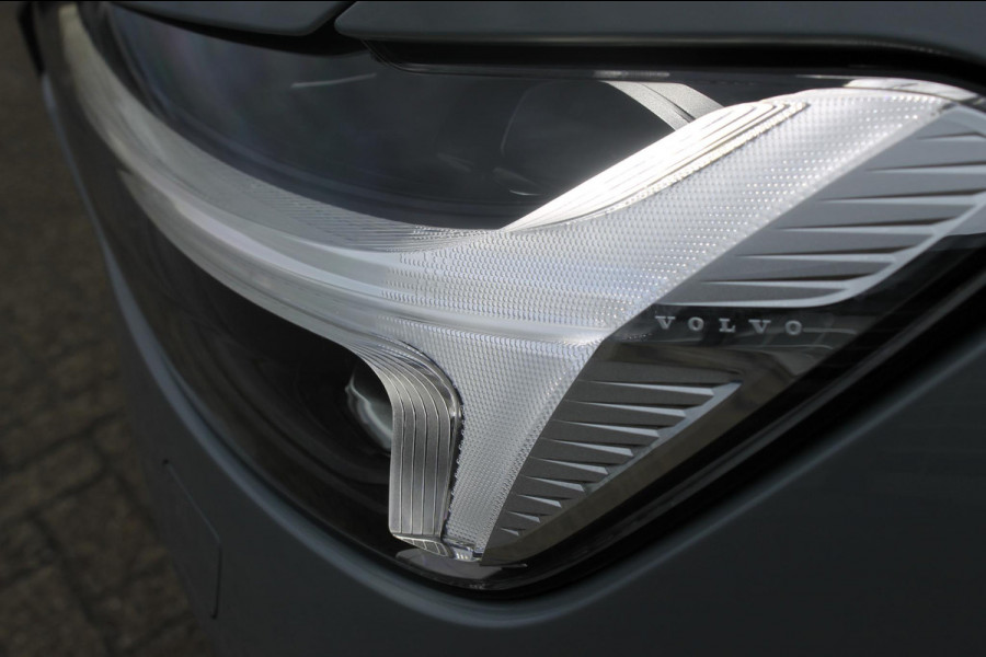 Volvo XC60 T8 Plug-in hybrid 455PK AWD Plus Black Edition Head-up display / Panoramisch schuif-kanteldak / Luchtvering / Trekhaak / 360graden camera / Google Infotainment