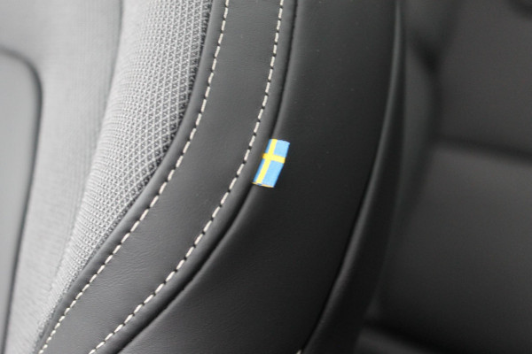 Volvo XC60 T8 Plug-in hybrid 455PK AWD Plus Black Edition Head-up display / Panoramisch schuif-kanteldak / Luchtvering / Trekhaak / 360graden camera / Google Infotainment