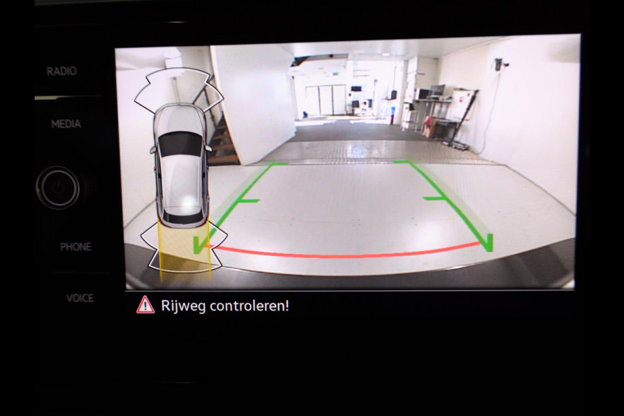 Volkswagen T-Roc 1.5 TSI R-Line 150 PK DSG | Navigatie | Trekhaak afneembaar | ErgoActive Stoel Pakket | Parkeercamera |