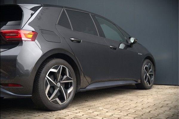 Volkswagen ID.3 First Plus 58 kWh | Stoelverwarming | Stuurverwarming | Camera | Adaptive Cruise Control | Navigatie | Keyless | Parkeersensoren | LED | Apple Carplay | NAP |