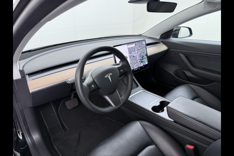 Tesla Model 3 Long Range AWD 75kWh 463pk Facelift Warmtepomp Lmv 19" AutoPilot Leder Panoramadak Adaptive-Cruise Camera's Elektr.-Stuur+Stoele Navi LED DAB Voorverwarmen interieur Keyless One-Pedal-Drive 4WD SOH 87% Origineel Nederlandse Auto Fabrieksgarantie op Accu en Motor tot 21-12-2028/192.00km