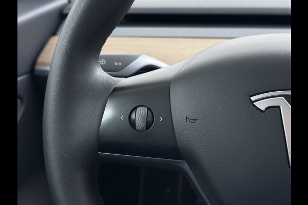 Tesla Model 3 Long Range AWD 75kWh 463pk Facelift Warmtepomp Lmv 19" AutoPilot Leder Panoramadak Adaptive-Cruise Camera's Elektr.-Stuur+Stoele Navi LED DAB Voorverwarmen interieur Keyless One-Pedal-Drive 4WD SOH 87% Origineel Nederlandse Auto Fabrieksgarantie op Accu en Motor tot 21-12-2028/192.00km