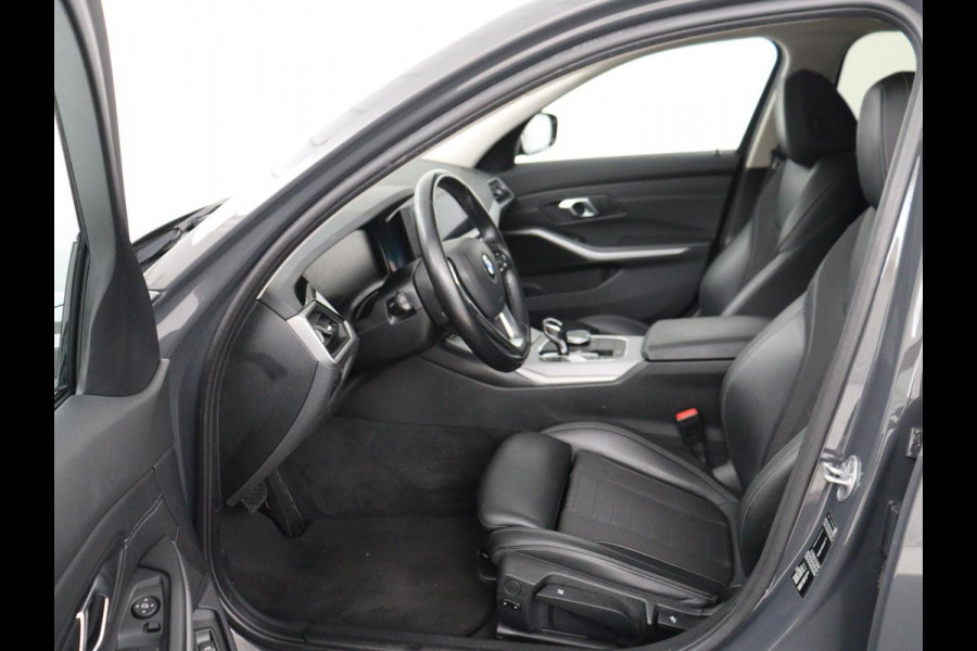 BMW 3 Serie 318i Business Edition | Trekhaak | Sportstoelen | Half leder | Adaptief LED | Carplay | Navigatie | Parkeerhulp | Climate control | Bluetooth | Cruise control