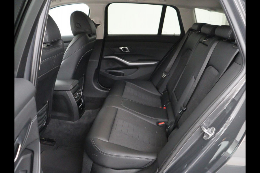 BMW 3 Serie 318i Business Edition | Trekhaak | Sportstoelen | Half leder | Adaptief LED | Carplay | Navigatie | Parkeerhulp | Climate control | Bluetooth | Cruise control