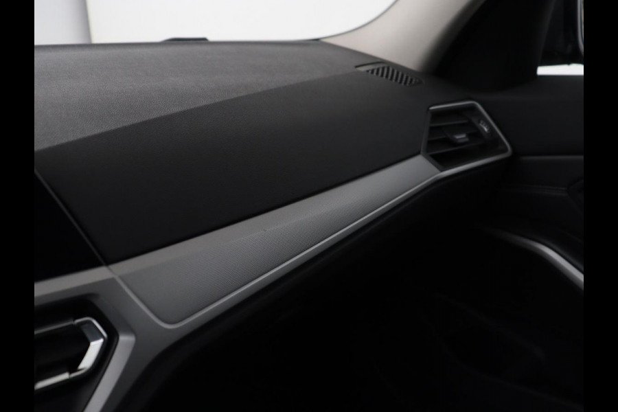 BMW 3 Serie 318i Business Edition | Trekhaak | Sportstoelen | Half leder | Adaptief LED | Carplay | Navigatie | Parkeerhulp | Climate control | Bluetooth | Cruise control