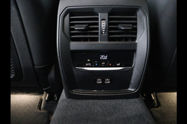 BMW 3 Serie 318i Business Edition | Trekhaak | Sportstoelen | Half leder | Adaptief LED | Carplay | Navigatie | Parkeerhulp | Climate control | Bluetooth | Cruise control