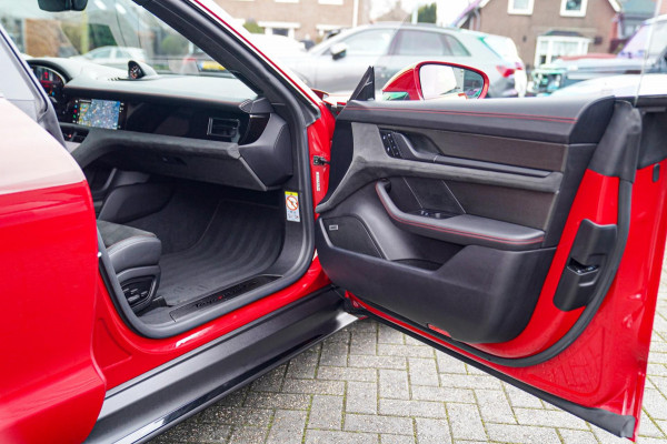 Porsche Taycan Sport Turismo GTS 93 kWh | Luchtvering / LIFT | Bose surround sound | Panorama | Luxe Leder / Alcantara | Sfeerverl