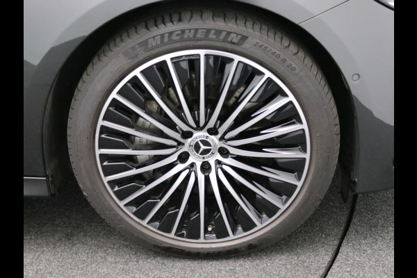 Mercedes-Benz E-Klasse 300 e Sport Edition AMG Line | Panorama Schuif-Kanteldak | Distronic | Lederen bekleding | Alarm | Parkeerpakket met 360°-camera | 20 Inch AMG Velgen. Inclusief 24 maanden MB Certified garantie voor Europa.