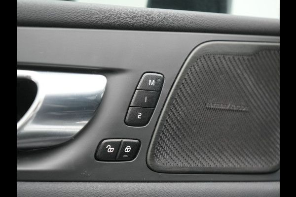 Volvo XC60 Recharge T8 AWD R-Design Plug In Hybrid 391pk Dealer O.H. PHEV | Panodak | Luchtvering | Head Up | Camera | Harman & Kardon | Sportstoelen Memory & Verwarmd | 21"L.M | Apple Carplay | Keyless | Blis | Virtual | Navigatie | DAB |