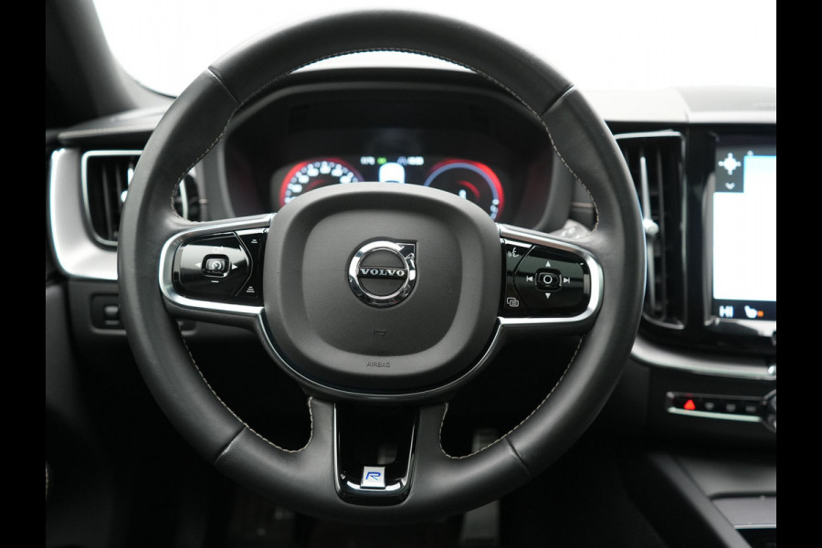 Volvo XC60 Recharge T8 AWD R-Design Plug In Hybrid 391pk Dealer O.H. PHEV | Panodak | Luchtvering | Head Up | Camera | Harman & Kardon | Sportstoelen Memory & Verwarmd | 21"L.M | Apple Carplay | Keyless | Blis | Virtual | Navigatie | DAB |