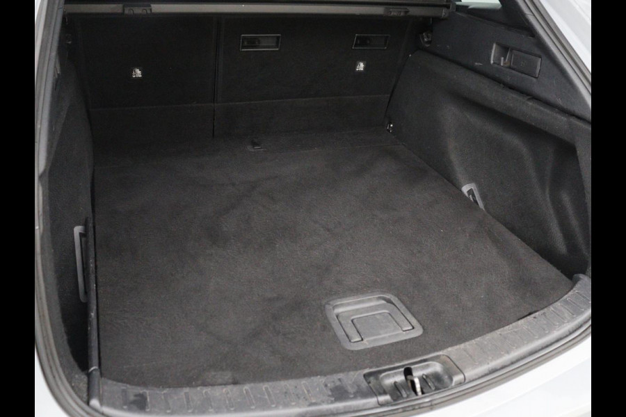 Toyota Corolla 1.8 Hybrid Business | Trekhaak | Camera | Adaptive cruise | Carplay | Full LED | Climate control | Bluetooth | DAB | Getint glas