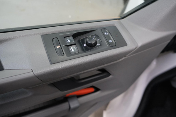 Volkswagen Transporter 2.0 TDI 150PK L2H1 Automaat - N.A.P. Airco, Navi, Cruise, Camera.