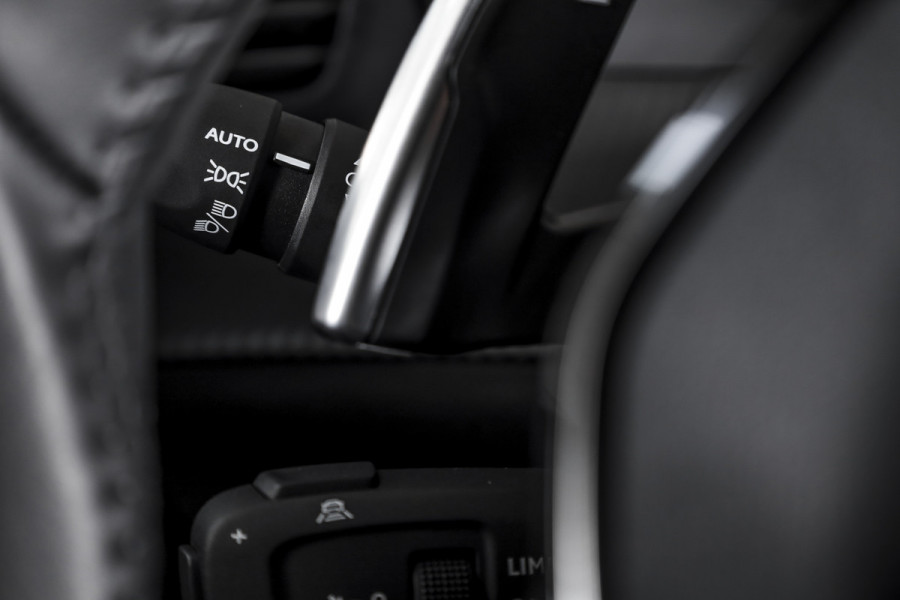 Peugeot 2008 1.2 Hybrid 145 Allure - Automaat | Dig. Cockpit | Adapt. Cruise | Stoelverw. | PDC | Camera | App. Connect | ECC | DAB | LM 17" | 5034