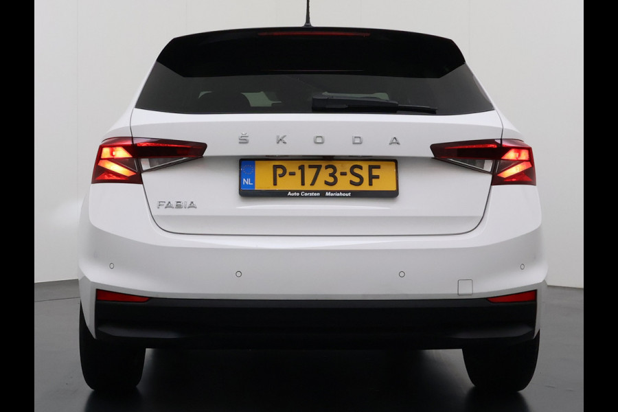Škoda Fabia 1.0TSI 96PK 5Drs Ecc Navi* Camera Stoelverwarming Apple Carplay Android Auto Cruise Control Pdc Lmv Isofix Privacyglas Led Smartlink Bluetooth Keyless Licht-/regensensor Mooie en complete Skoda Fabia 380 Liter kofferruimte